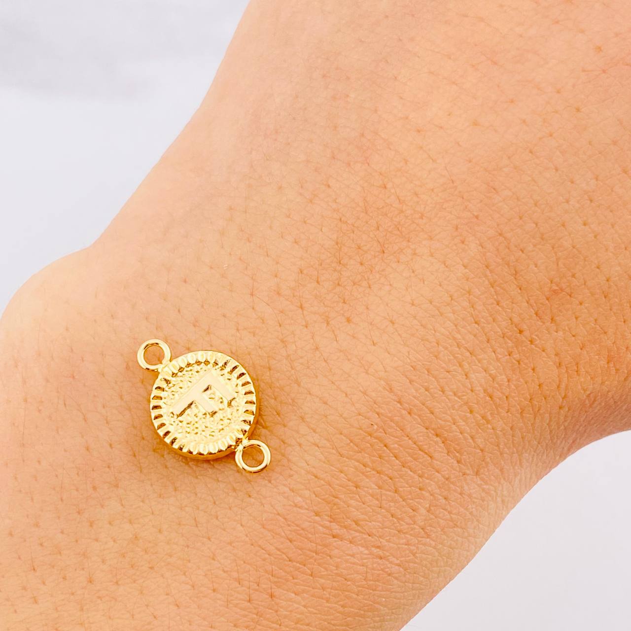 Herraje Circulo Letra F 0.6g / 1.7cm Oro Amarillo 18K