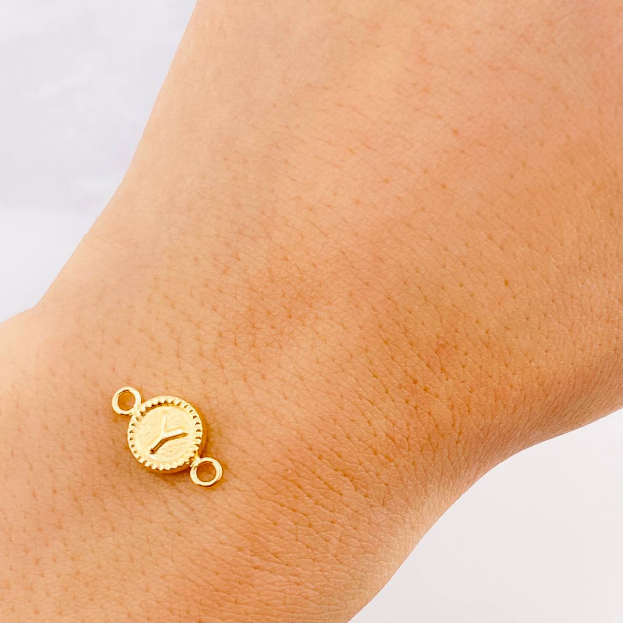 Herraje Circulo Letra Y 0.45g / 1.5cm Oro Amarillo 18K