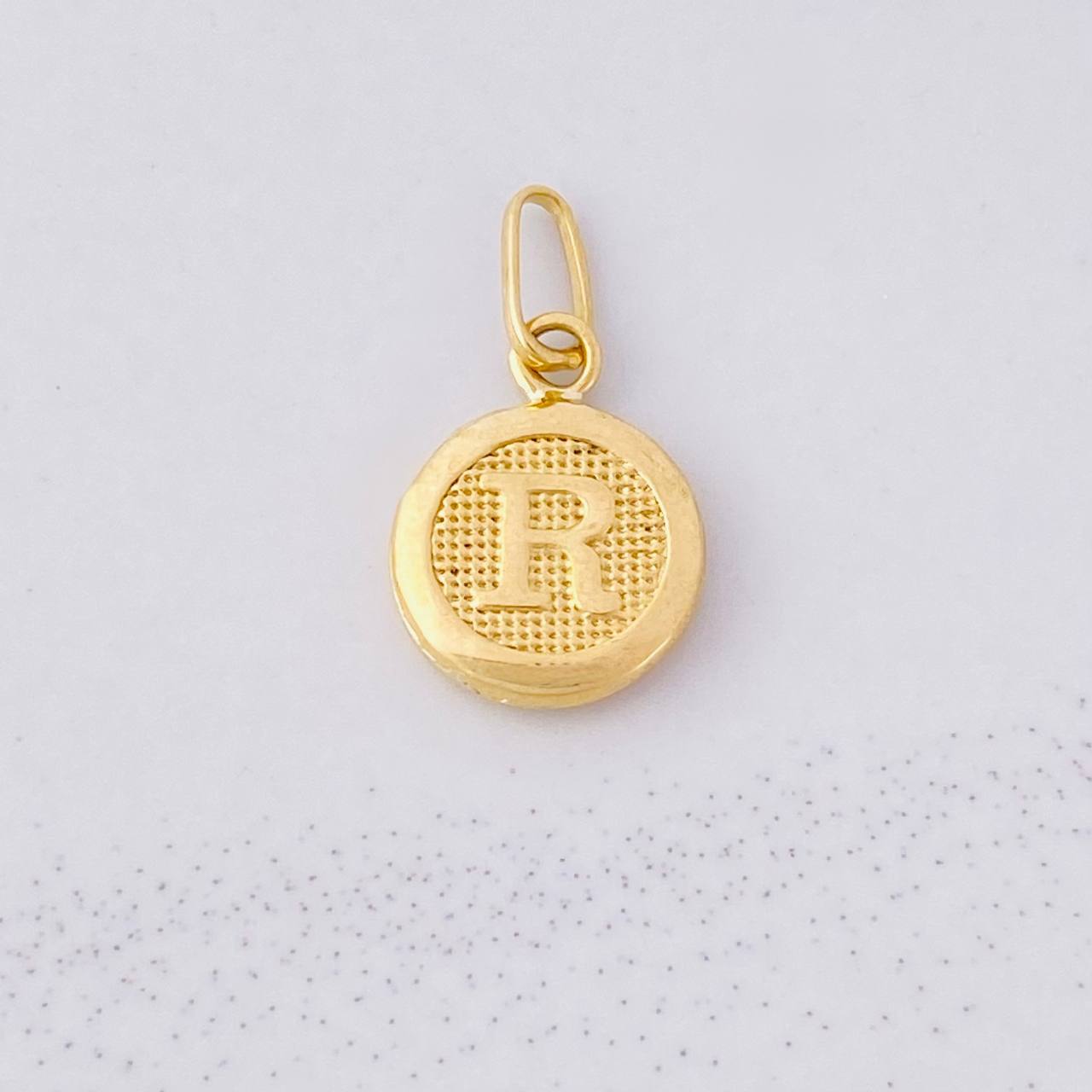 Dije Circulo Letra R 0.4g / 1.6cm Oro Amarillo 18K