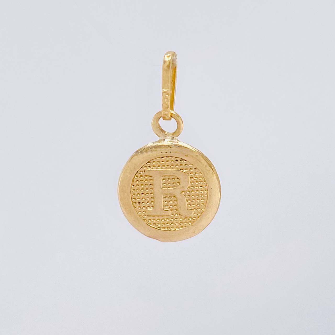 Dije Circulo Letra R 0.4g / 1.6cm Oro Amarillo 18K