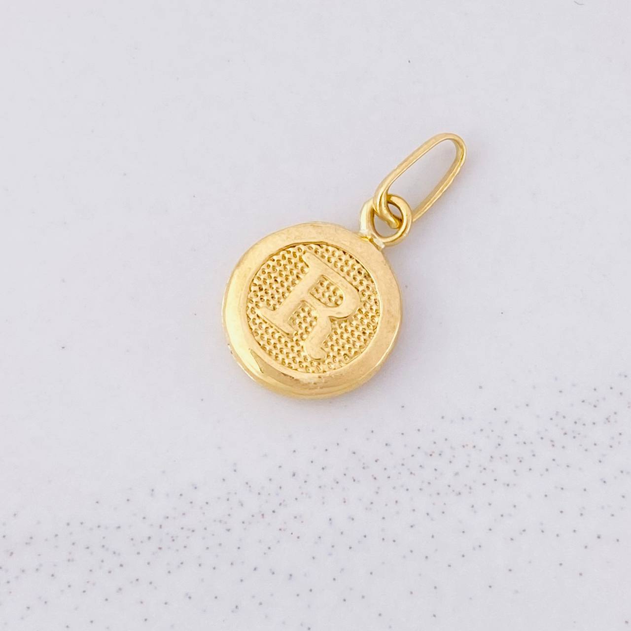 Dije Circulo Letra R 0.4g / 1.6cm Oro Amarillo 18K