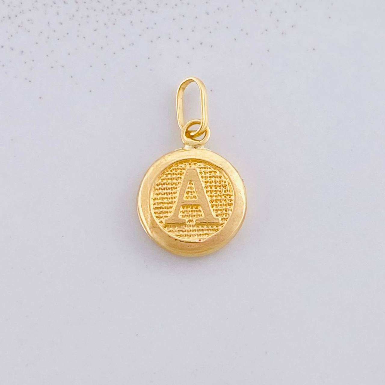 Dije Circulo Letra A 0.4g / 1.6cm Oro Amarillo 18K