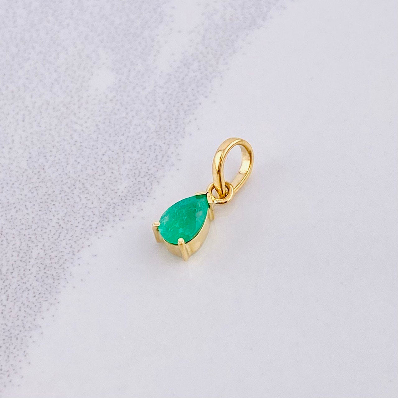 Dije Gota Esmeralda 70pts 1.1g / 1.5cm Oro Amarillo 18K