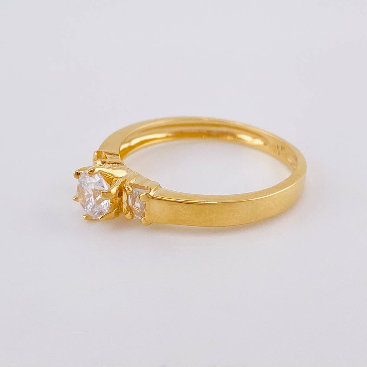 Anillo Solitario Bicuadratico 2.55 g / T6 Oro Amarillo 18K
