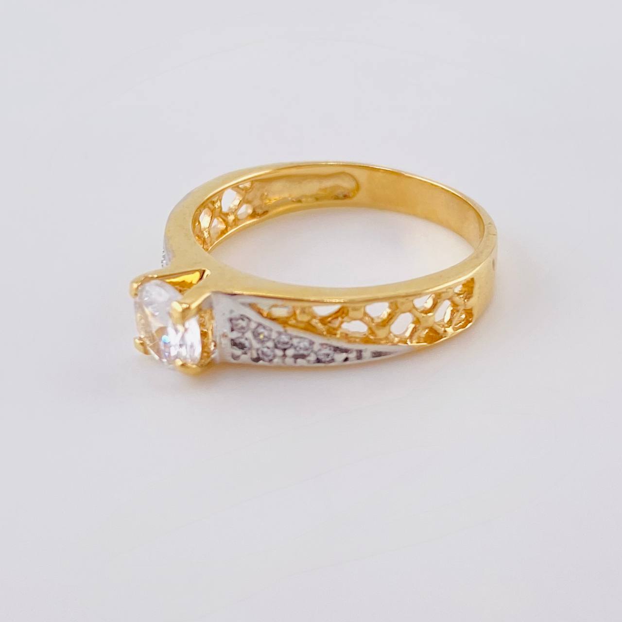 Anillo Solitario Cinta Diagonal Brillante 2.75 g / T4 3/4 Dos Oros Amarillo Blanco 18K