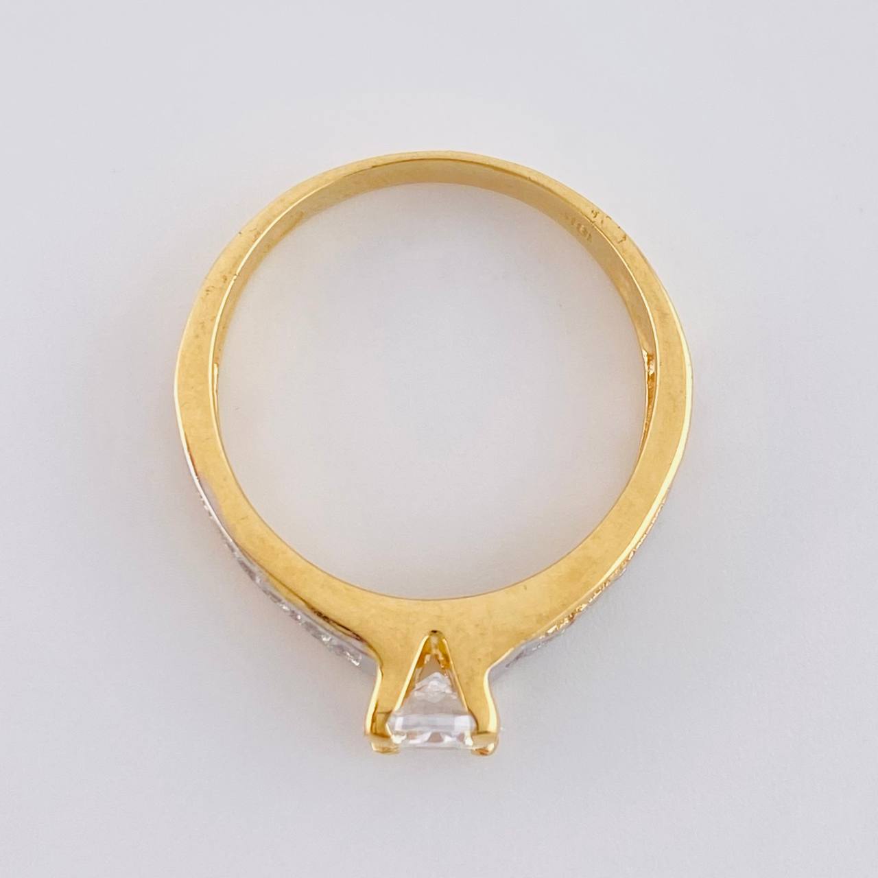 Anillo Solitario Cinta Diagonal Brillante 2.75 g / T4 3/4 Dos Oros Amarillo Blanco 18K