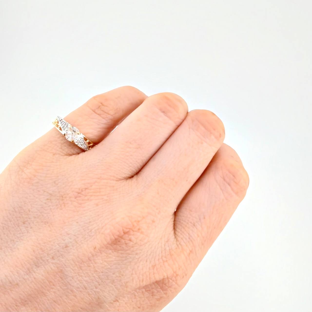 Anillo Solitario Cinta Diagonal Brillante 2.75 g / T4 3/4 Dos Oros Amarillo Blanco 18K