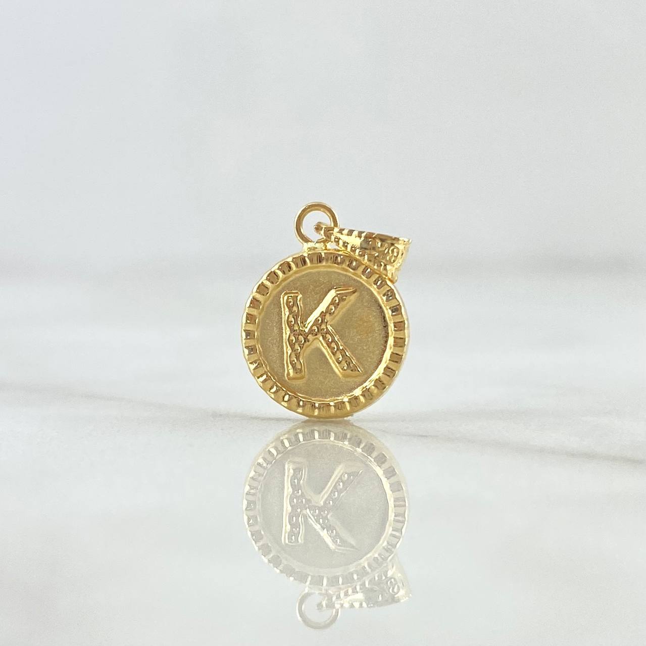 Dije Letra K Mate 0.6gr / 1.5cm / Circulo Cargador Bordeado Oro Amarillo 18K