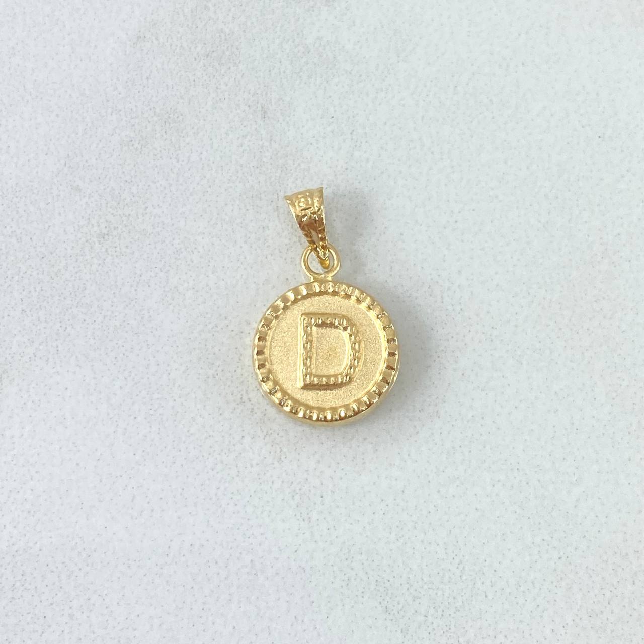 Dije Letra D Mate 0.6gr / 1.5cm / Circulo Cargador Bordeado Oro Amarillo 18K