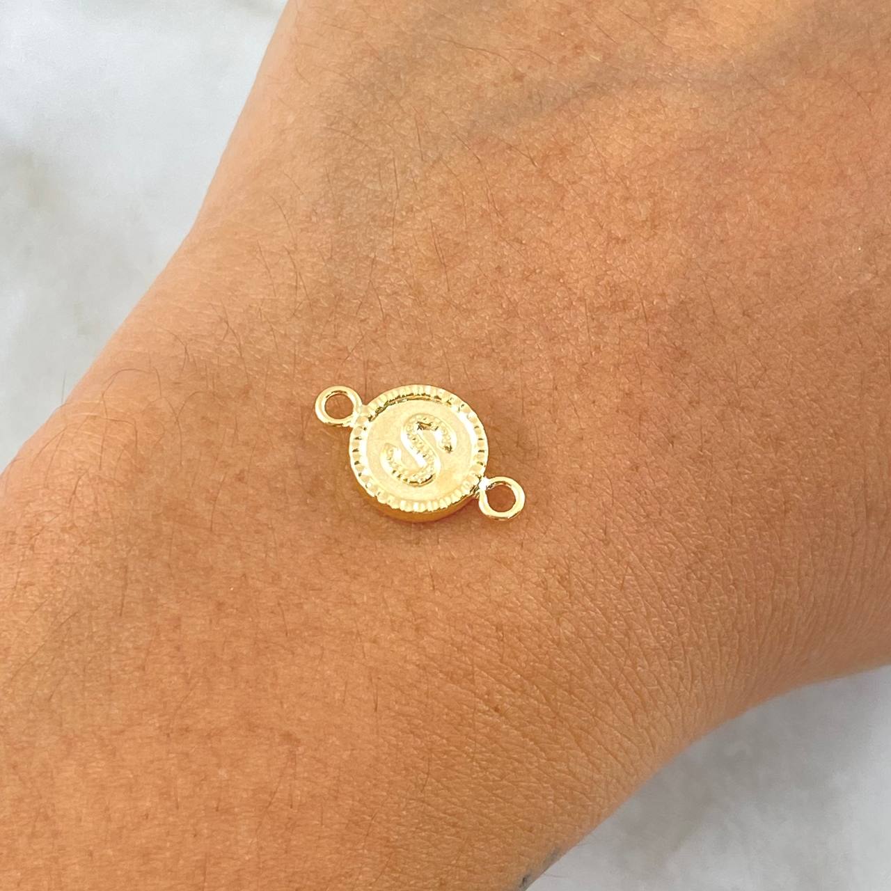 Herraje Letra S Mate 0.55gr / 1cm-1.7cm / Circulo Bordeado Oro Amarillo 18K ©