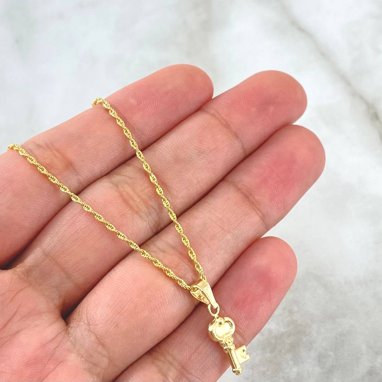 Cadena Lazo 0.9gr / 45cm / 1.2mm + Dije Llave 0.5gr / 2cm Troquelada Oro Amarillo 18K (Oferta)