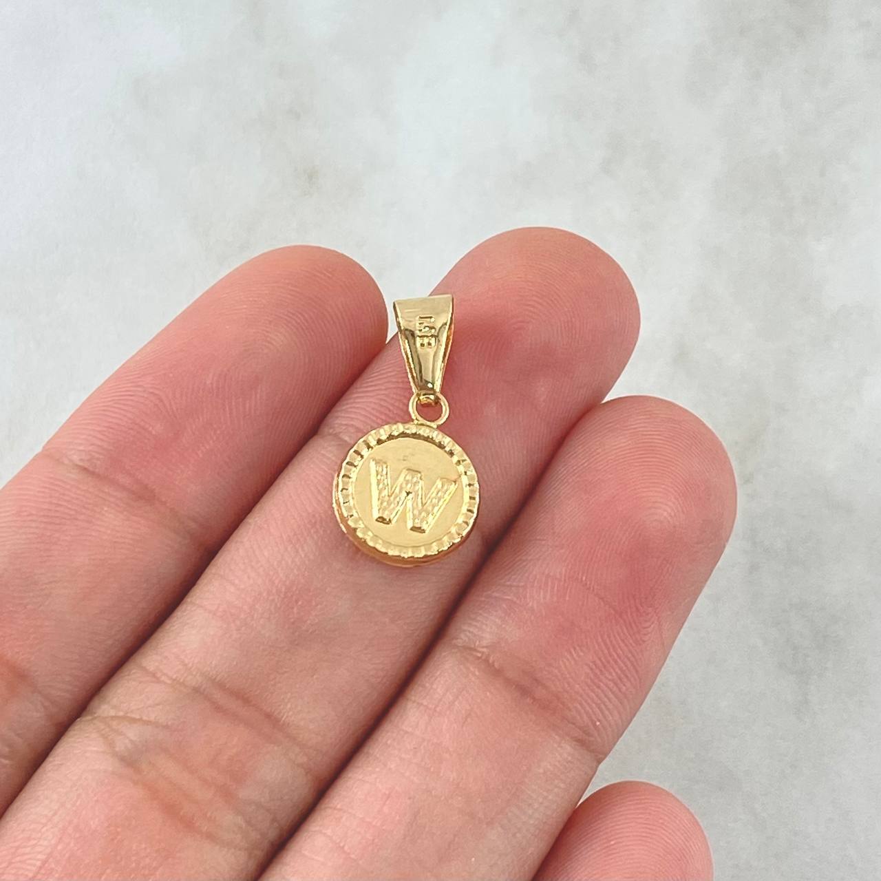 Dije Letra W 0.65gr / 2cm / Circulo Bordeado Oro Amarillo 18K