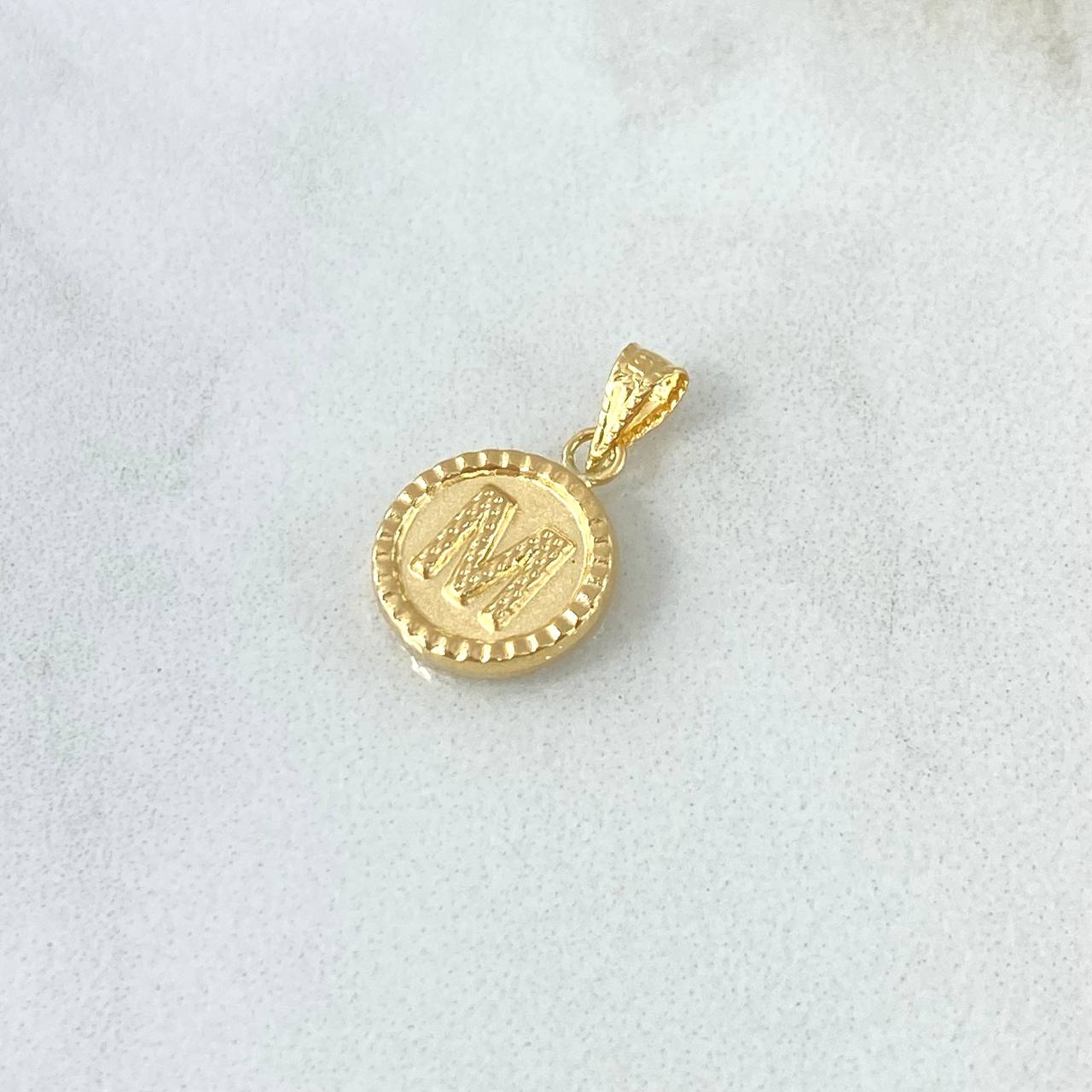 Dije Letra M Mate 0.6gr / 1.5cm / Circulo Cargador Bordeado Oro Amarillo 18K