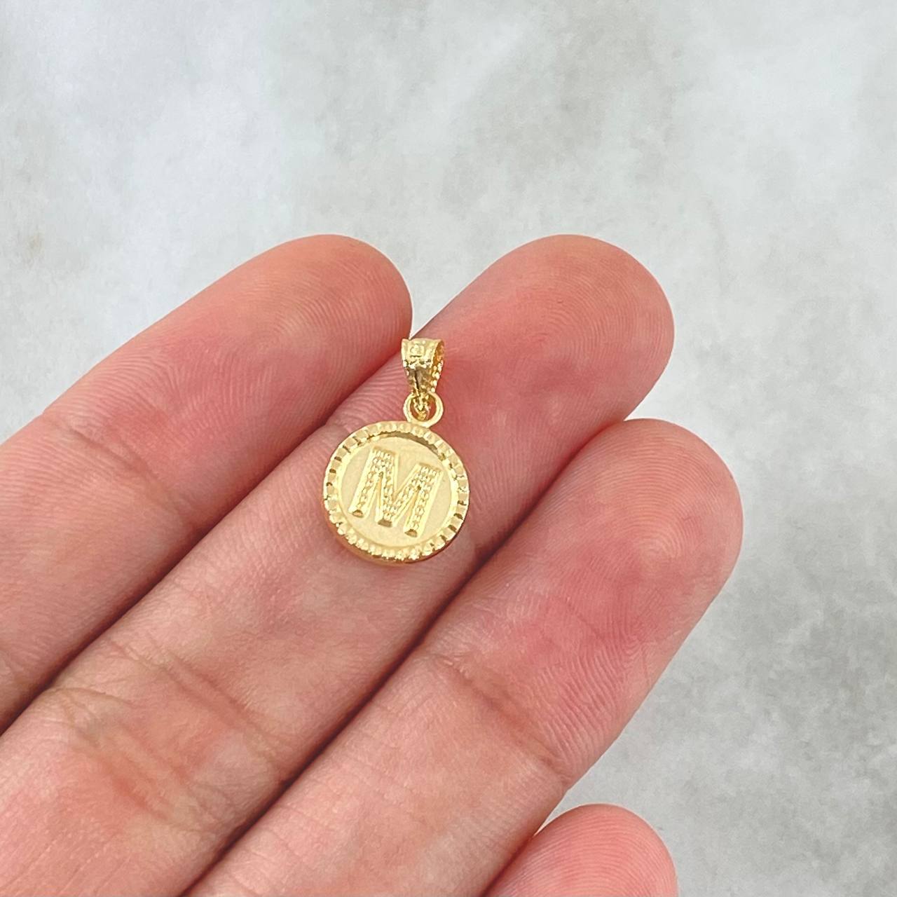 Dije Letra M Mate 0.6gr / 1.5cm / Circulo Cargador Bordeado Oro Amarillo 18K