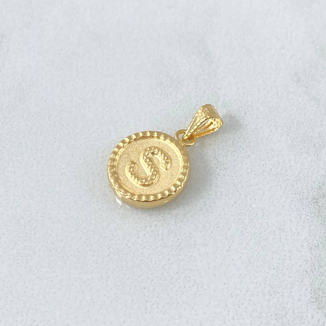 Dije Letra S Mate 0.6gr / 1.5cm / Circulo Cargador Bordeado Oro Amarillo 18K ©