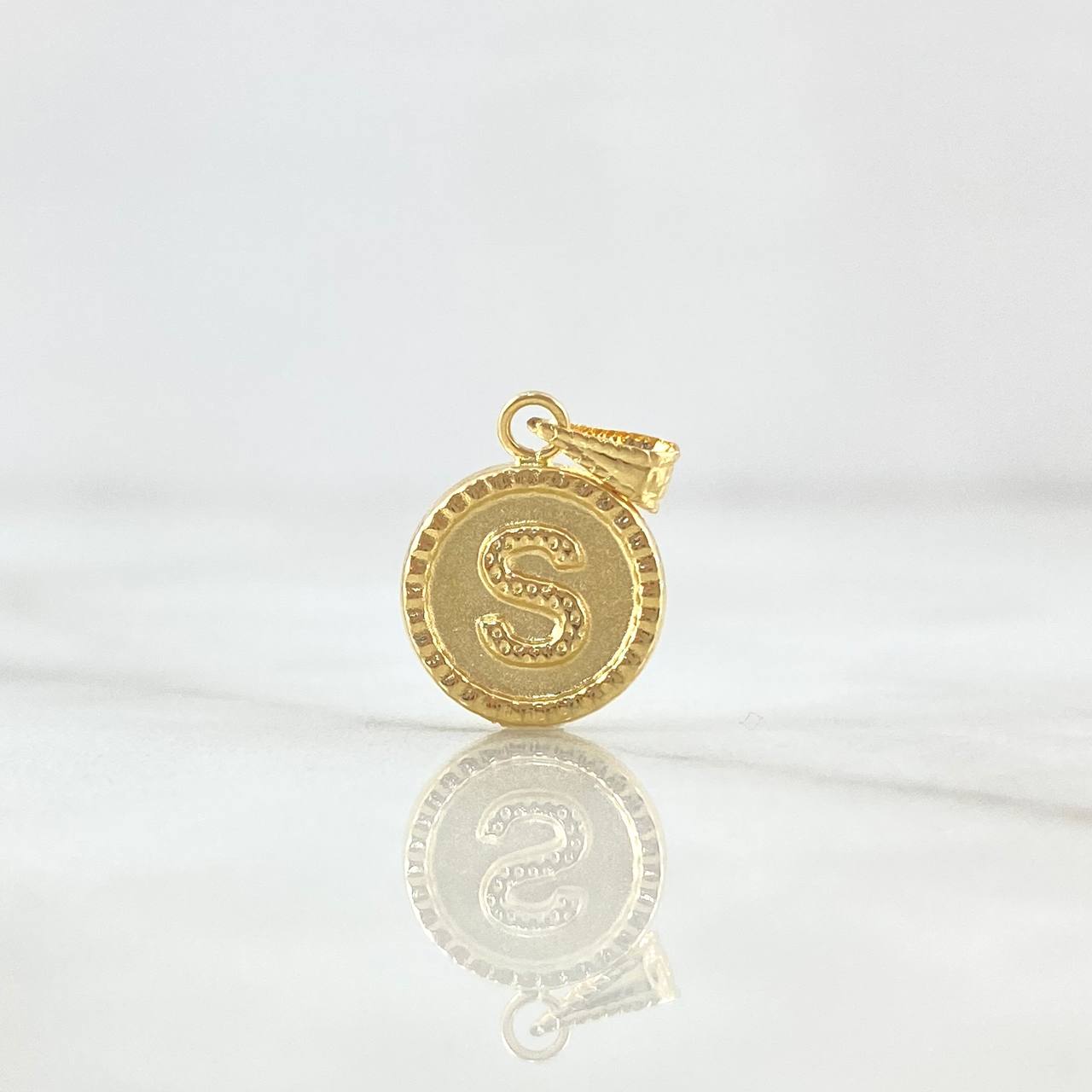Dije Letra S Mate 0.6gr / 1.5cm / Circulo Cargador Bordeado Oro Amarillo 18K ©
