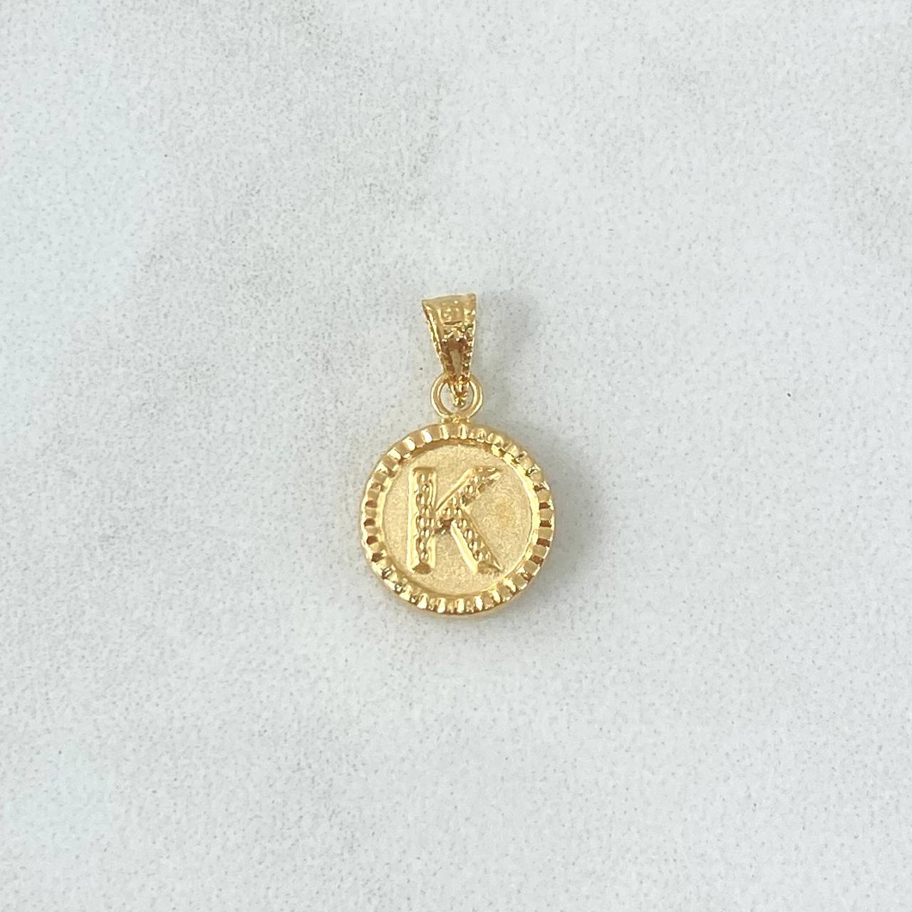 Dije Letra K Mate 0.6gr / 1.5cm / Circulo Cargador Bordeado Oro Amarillo 18K