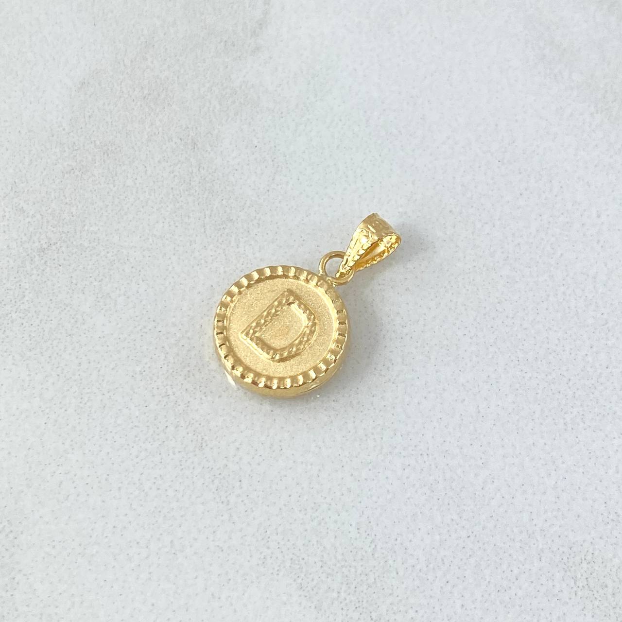 Dije Letra D Mate 0.6gr / 1.5cm / Circulo Cargador Bordeado Oro Amarillo 18K