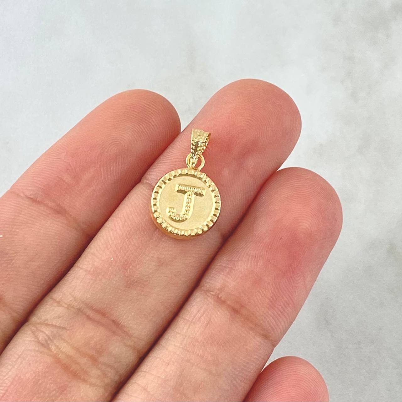 Dije Letra J Mate 0.6gr / 1.7cm / Circulo Bordeado Oro Amarillo 18K *