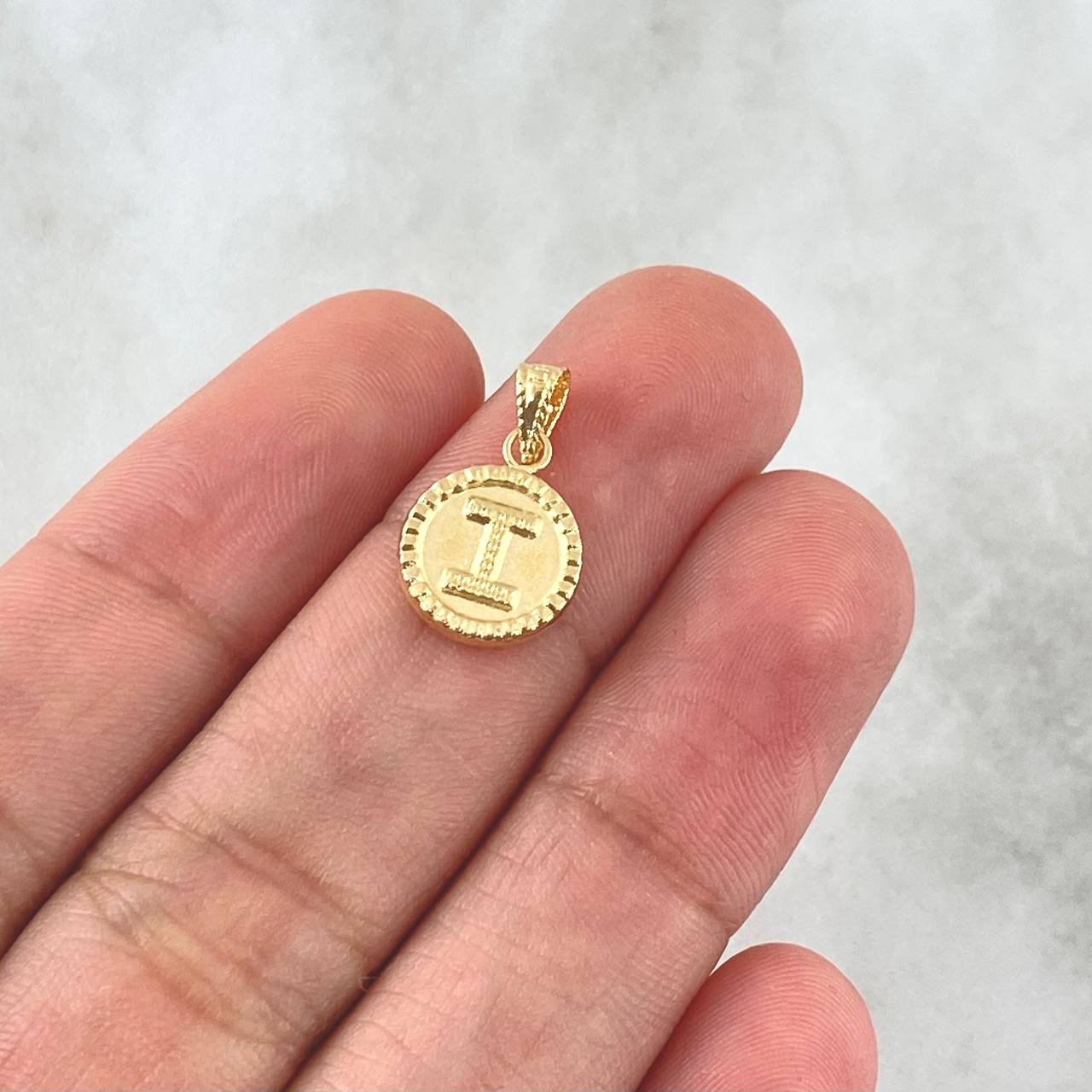 Dije Letra I Mate 0.6gr / 1.7cm / Circulo Bordeado Oro Amarillo 18K *