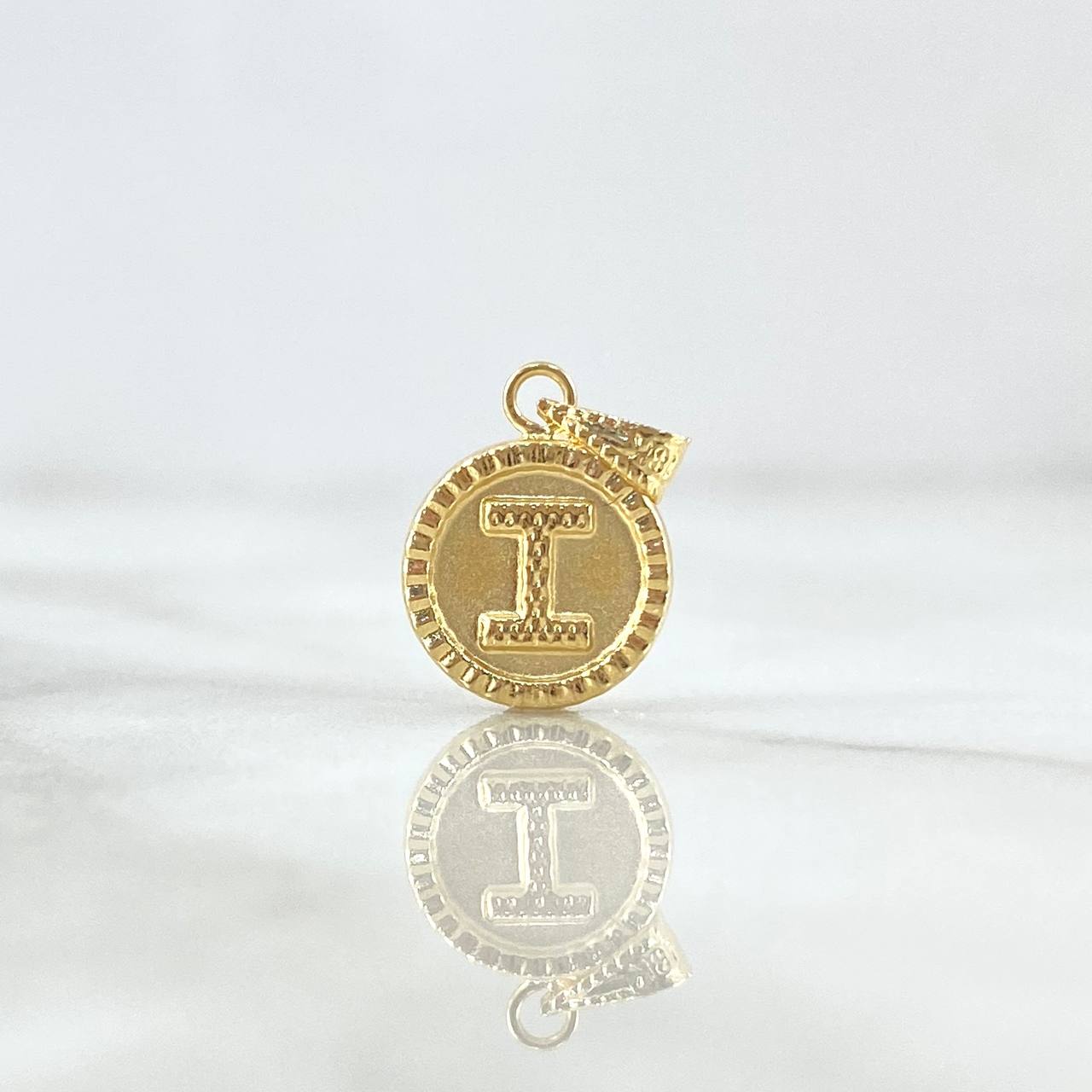 Dije Letra I Mate 0.6gr / 1.7cm / Circulo Bordeado Oro Amarillo 18K *