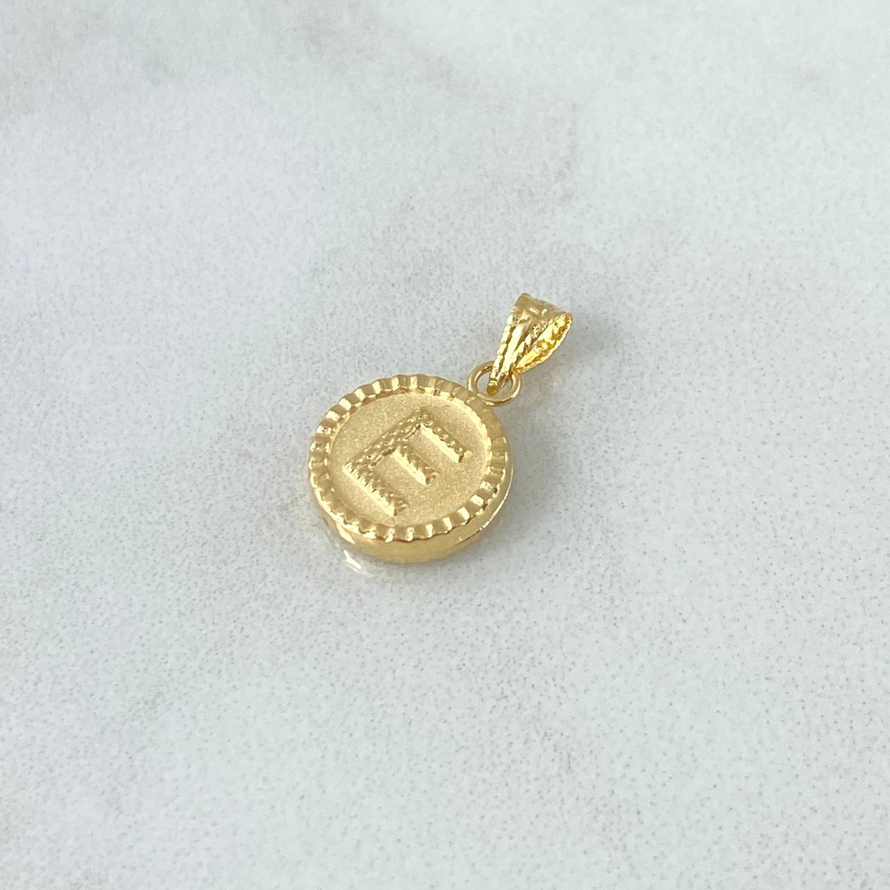 Dije Letra E Mate 0.65gr / 1.5cm / Circulo Cargador Bordeado Oro Amarillo 18K ©