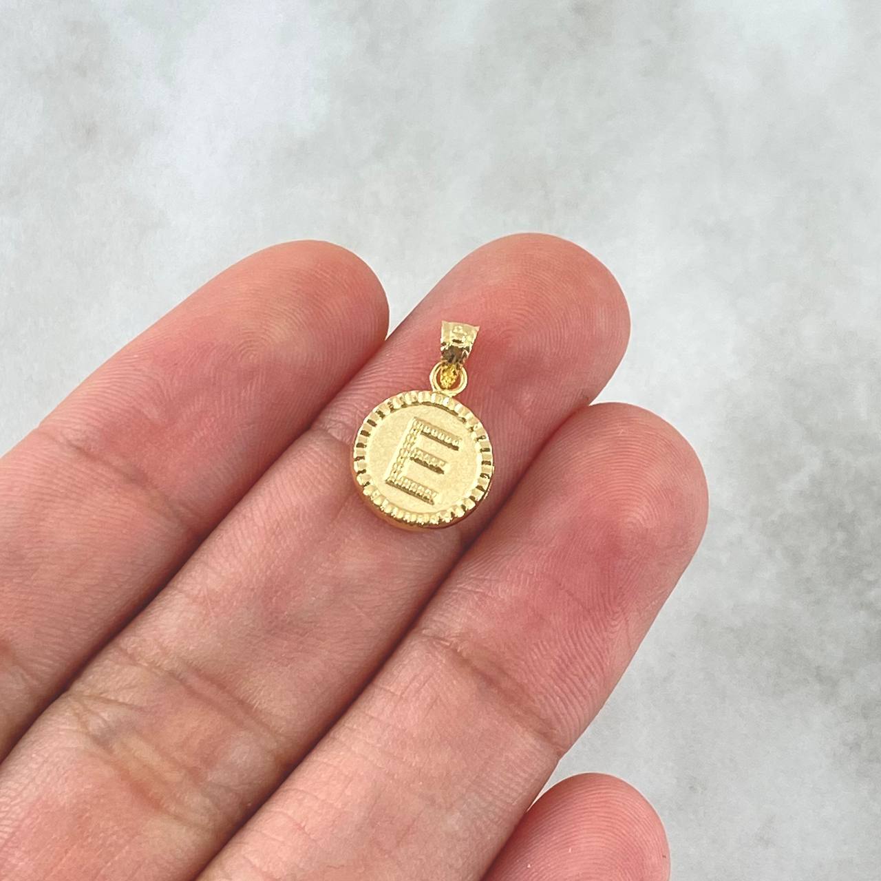 Dije Letra E Mate 0.65gr / 1.5cm / Circulo Cargador Bordeado Oro Amarillo 18K ©
