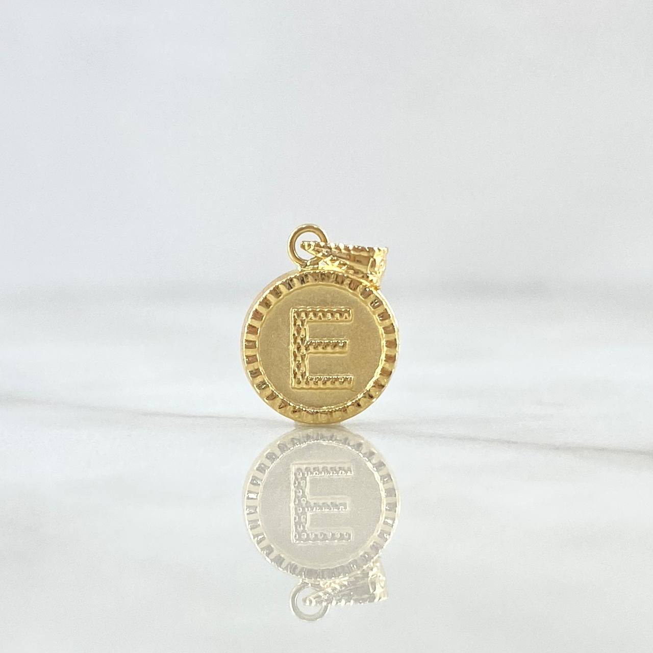 Dije Letra E Mate 0.65gr / 1.5cm / Circulo Cargador Bordeado Oro Amarillo 18K ©