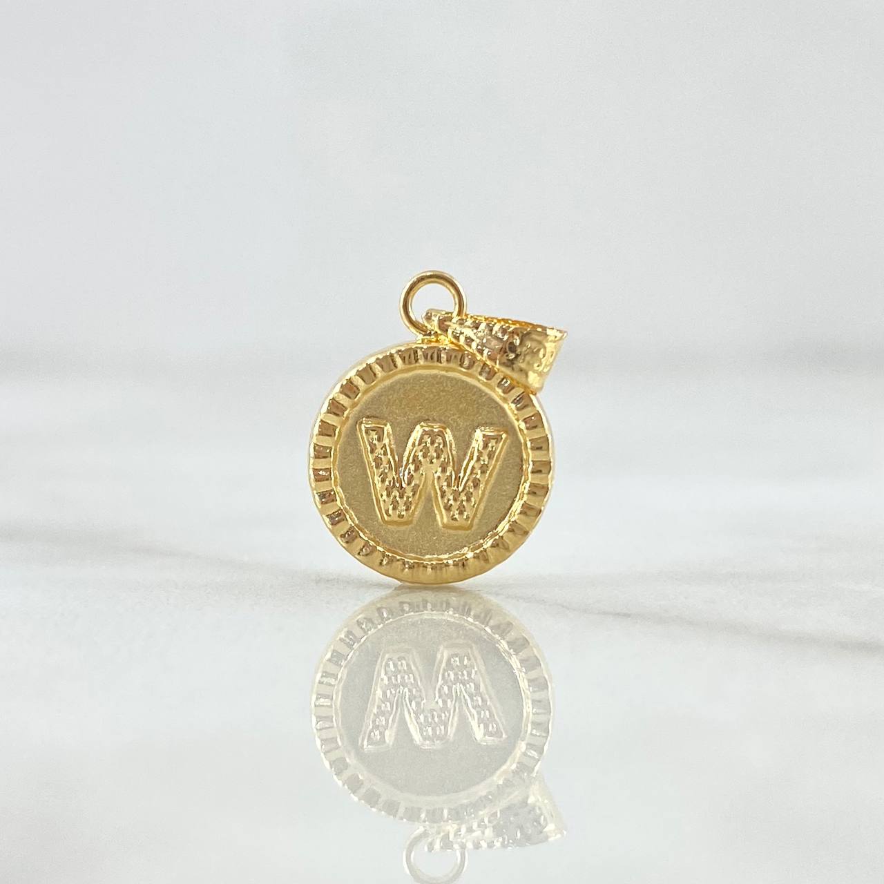 Dije Letra W Mate 0.55gr / 1.5cm / Circulo Cargador Bordeado Oro Amarillo 18K