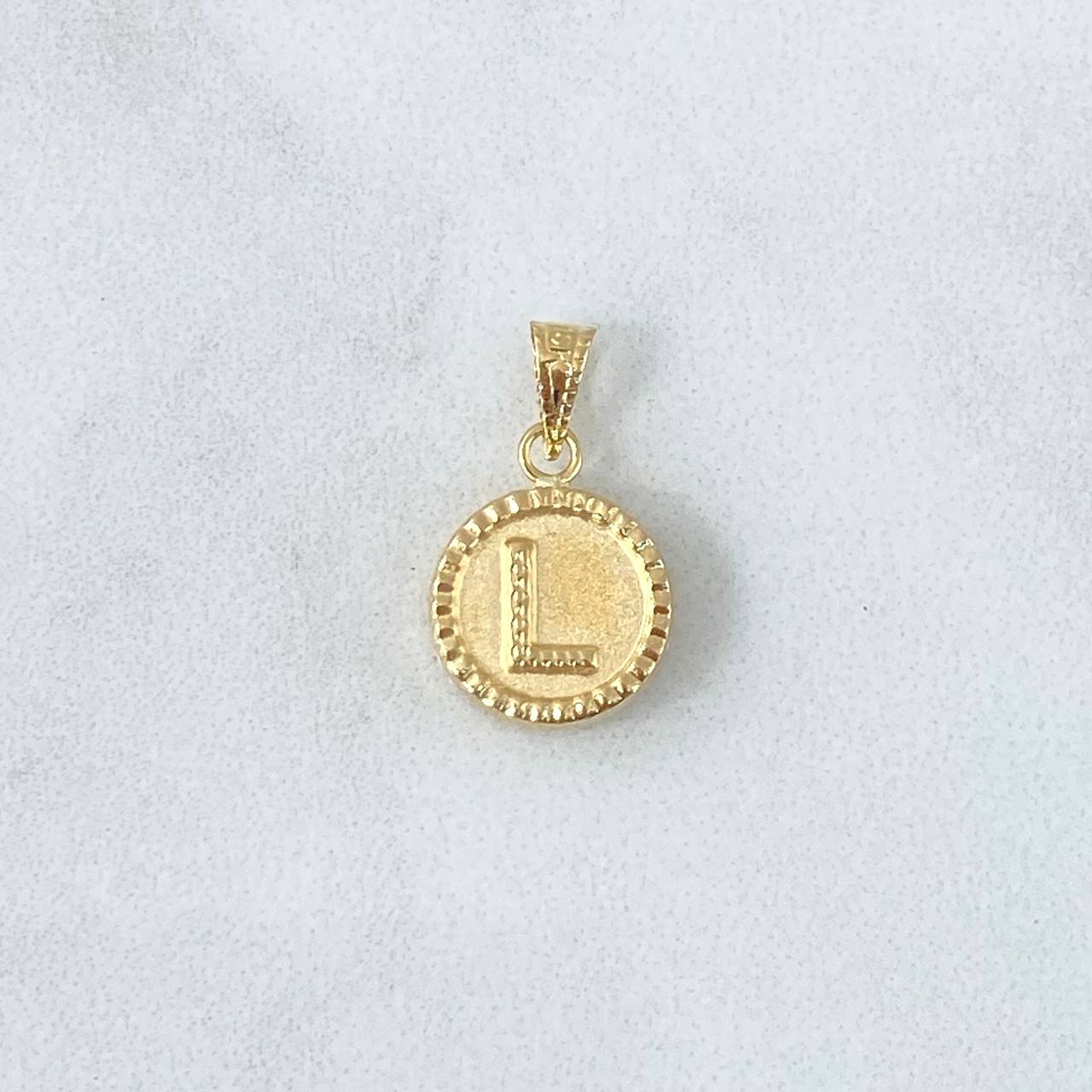 Dije Letra L Mate 0.6gr / 1.7cm / Circulo Bordeado Oro Amarillo 18K *