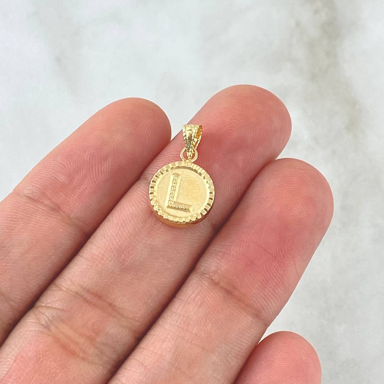 Dije Letra L Mate 0.6gr / 1.7cm / Circulo Bordeado Oro Amarillo 18K *