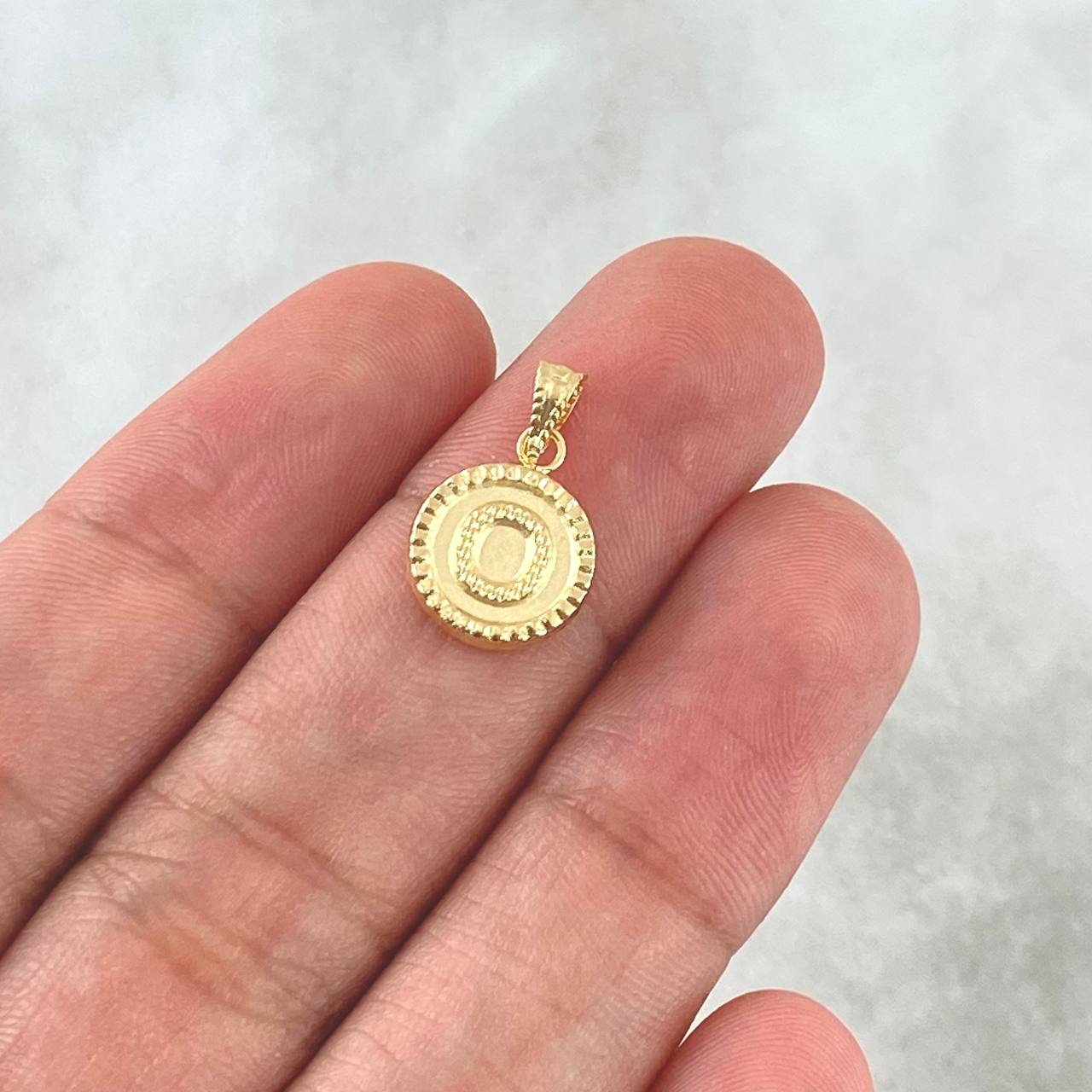 Dije Letra O Mate 0.55gr / 1.7cm / Circulo Cargador Bordeado Oro Amarillo 18K