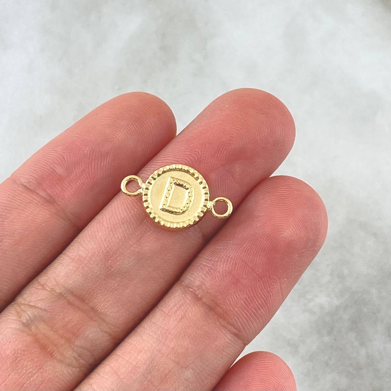 Herraje Letra D Mate 0.55gr / 1.7cm / Circular Bordeado Oro Amarillo 18K