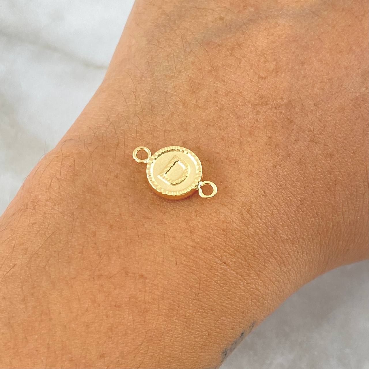 Herraje Letra D 0.45gr / 1.5cm / Circulo Bordeado Oro Amarillo 18K