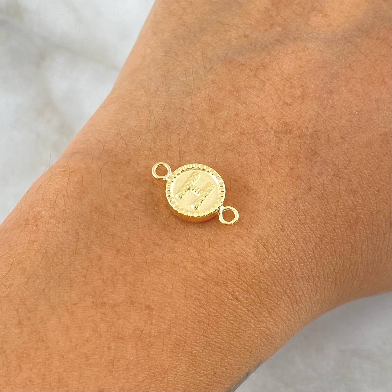 Herraje Letra H Mate 0.6gr / 1.7cm / Circular Bordeado Oro Amarillo 18K