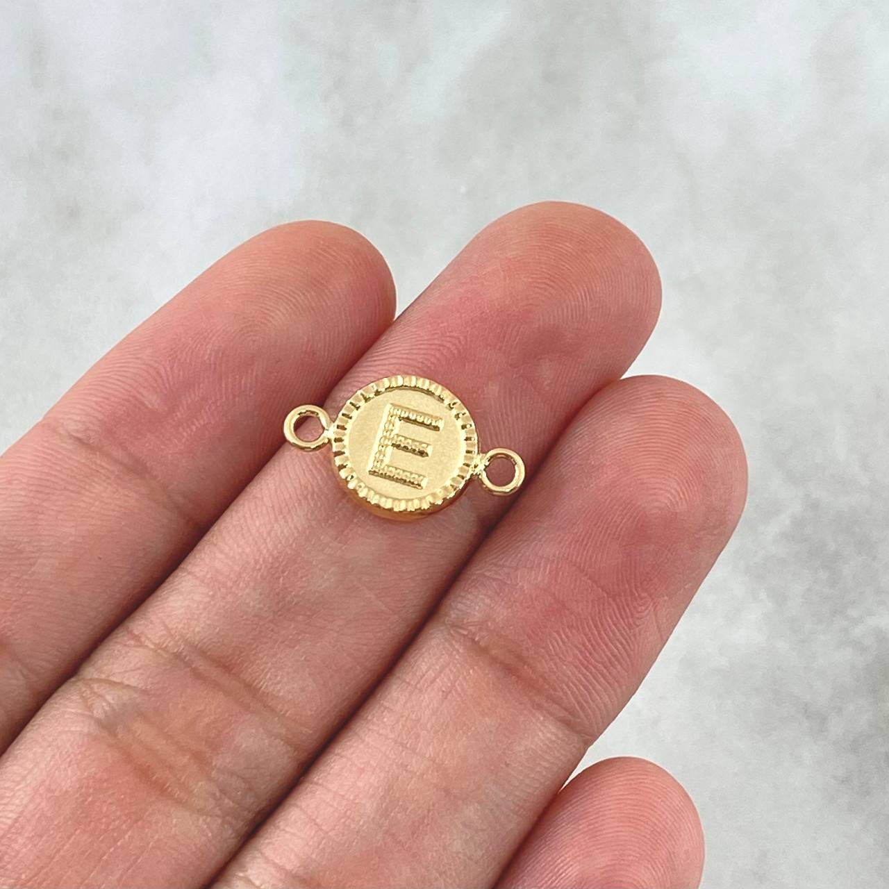 Herraje Letra E Mate 0.65gr / 1cm-1.7cm / Circulo Bordeado Oro Amarillo 18K *