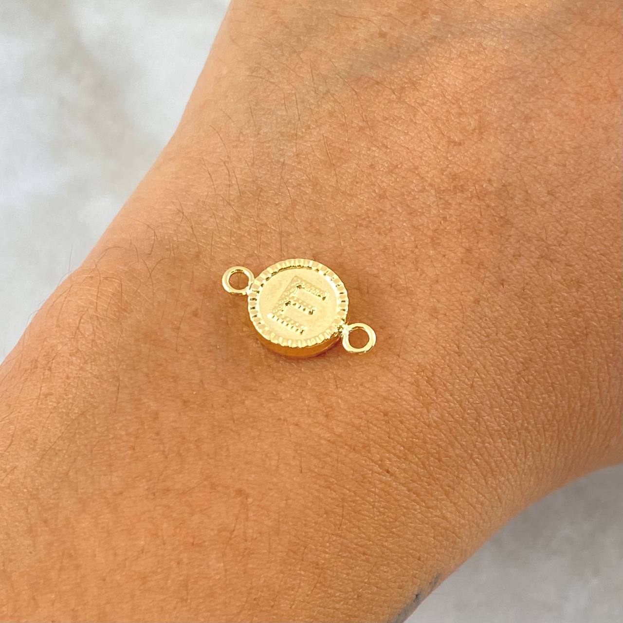 Herraje Letra E Mate 0.65gr / 1cm-1.7cm / Circulo Bordeado Oro Amarillo 18K ©