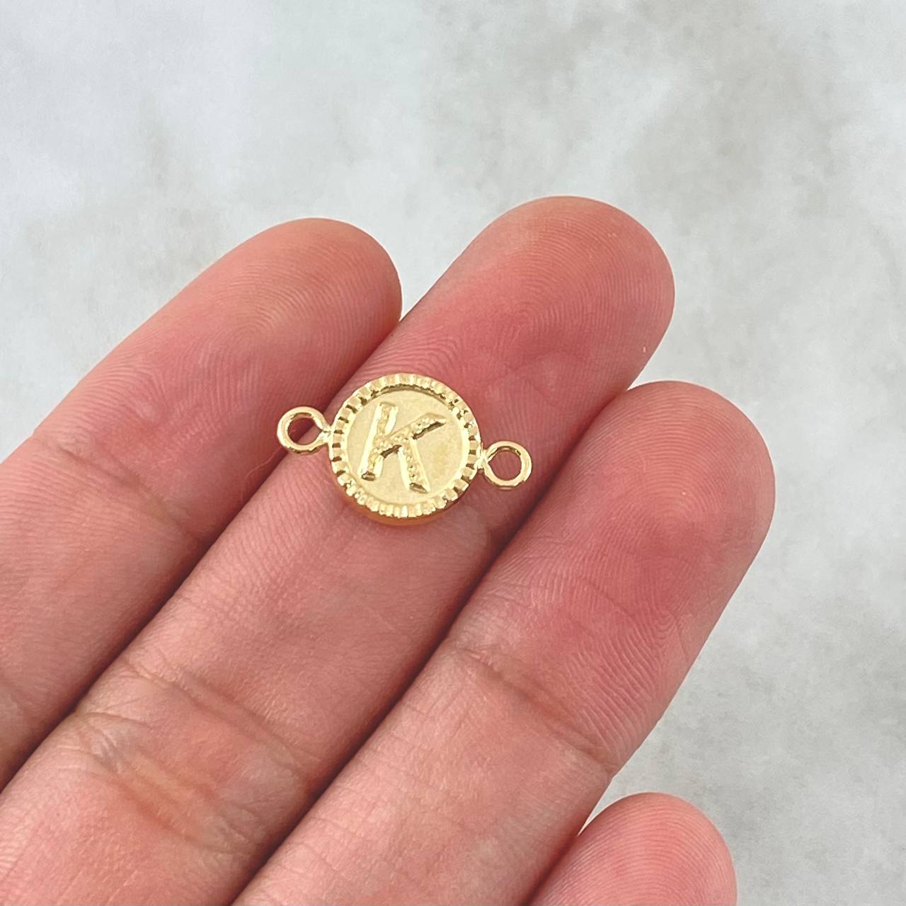 Herraje Letra K Mate 0.65gr / 1cm-1.7cm / Circulo Bordeado Oro Amarillo 18K ©