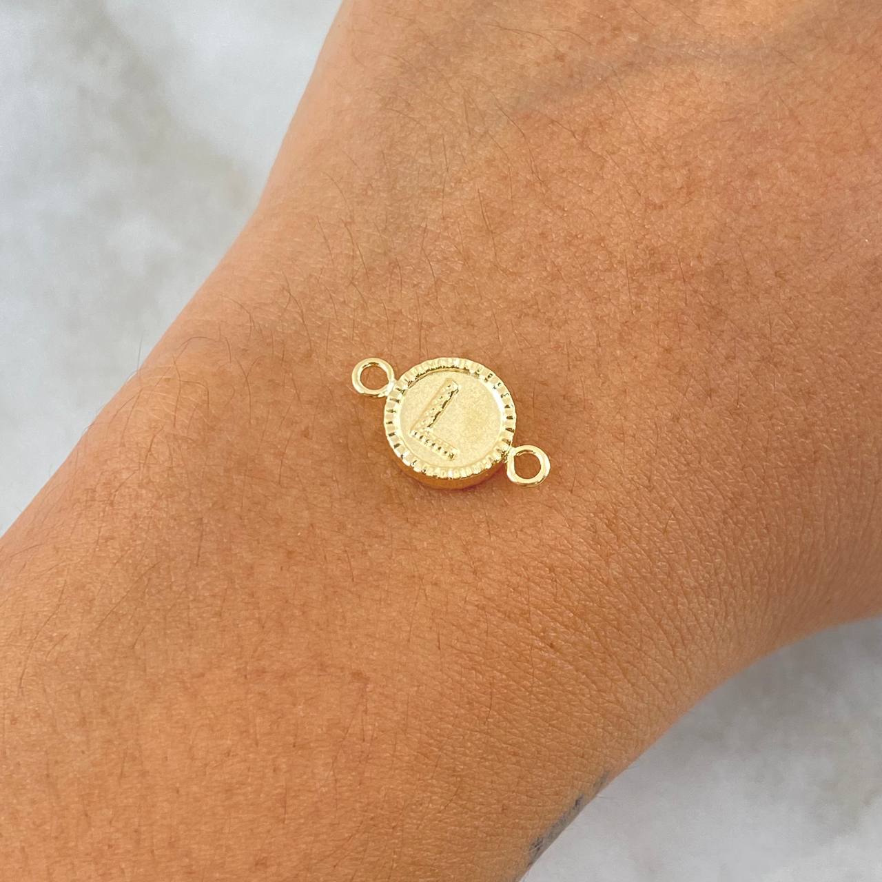 Herraje Letra L Mate 0.65gr / 1.7cm-Circulo Bordeado  Oro Amarillo 18K