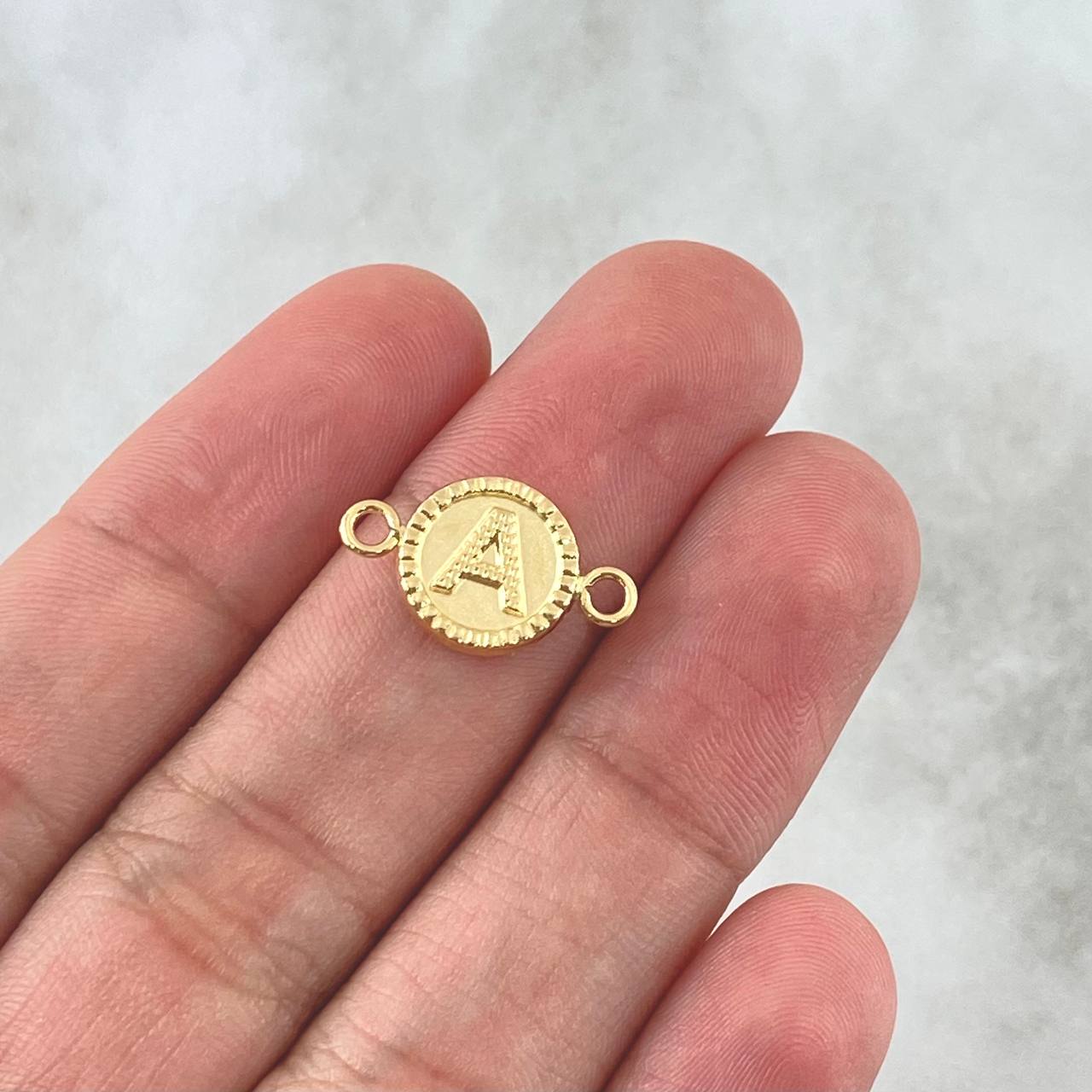 Herraje Letra A Mate 0.6gr / 1.7cm / Circulo Bordeado Oro Amarillo 18K