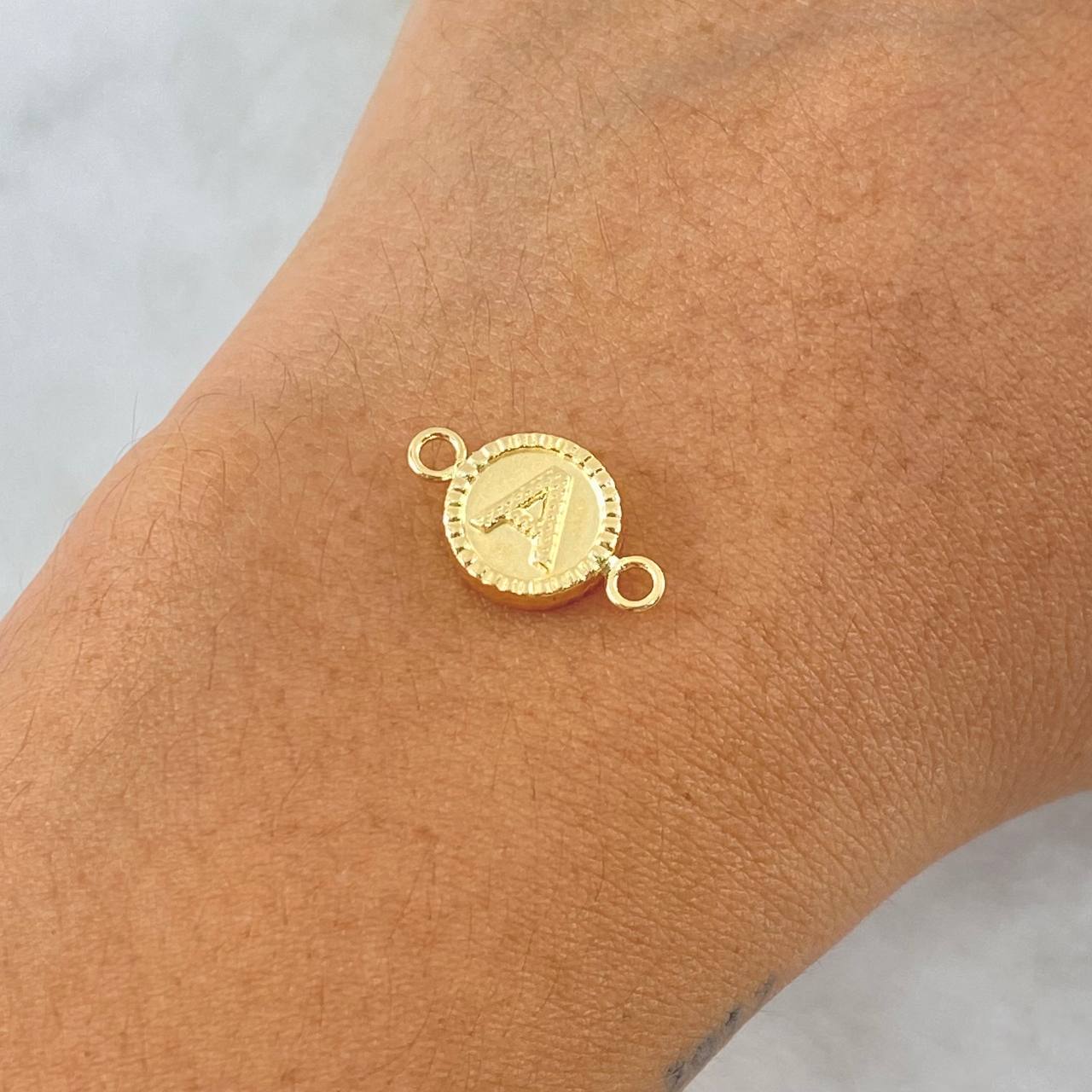 Herraje Letra A Mate 0.6gr / 1.7cm / Circulo Bordeado Oro Amarillo 18K