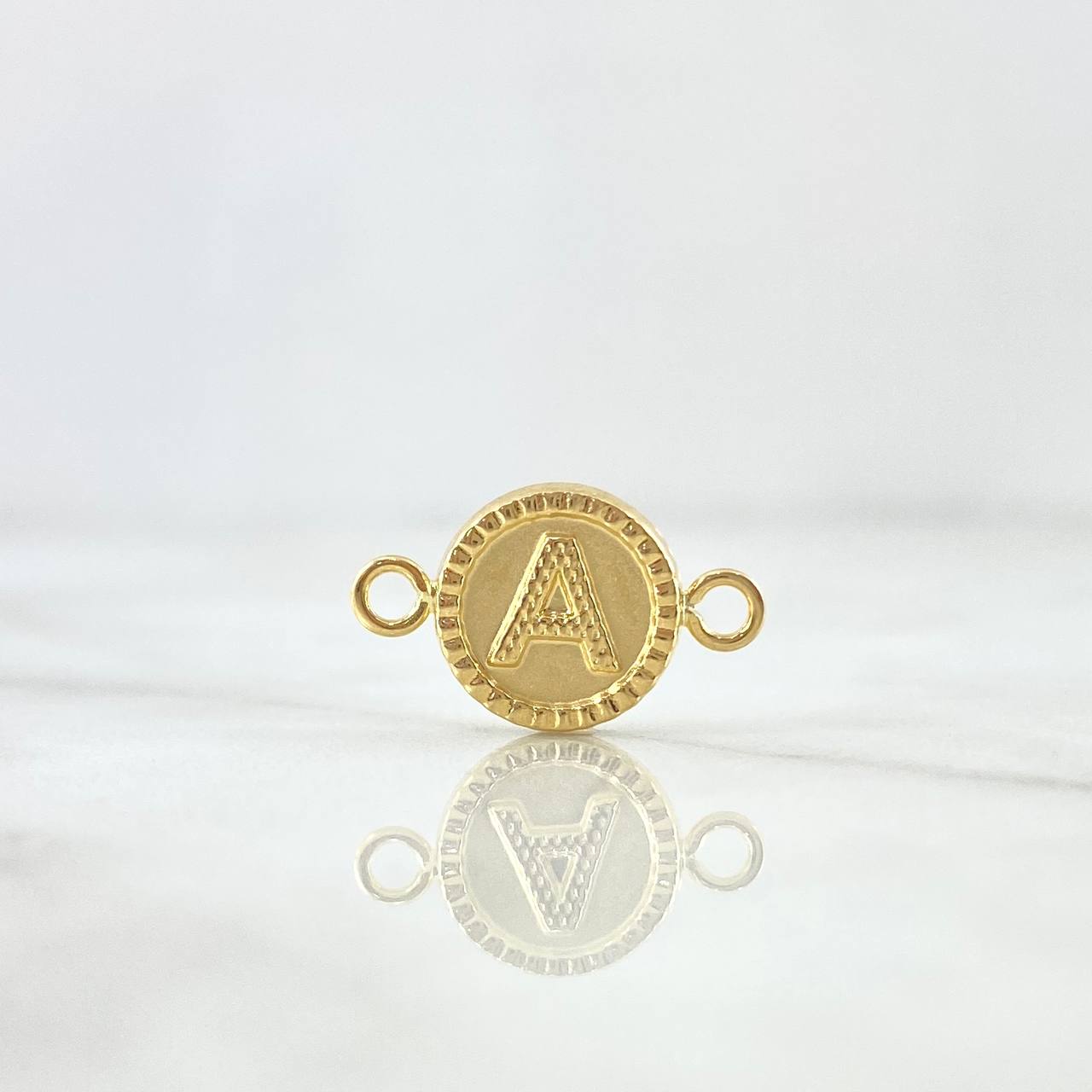 Herraje Letra A Mate 0.6gr / 1.7cm / Circulo Bordeado Oro Amarillo 18K