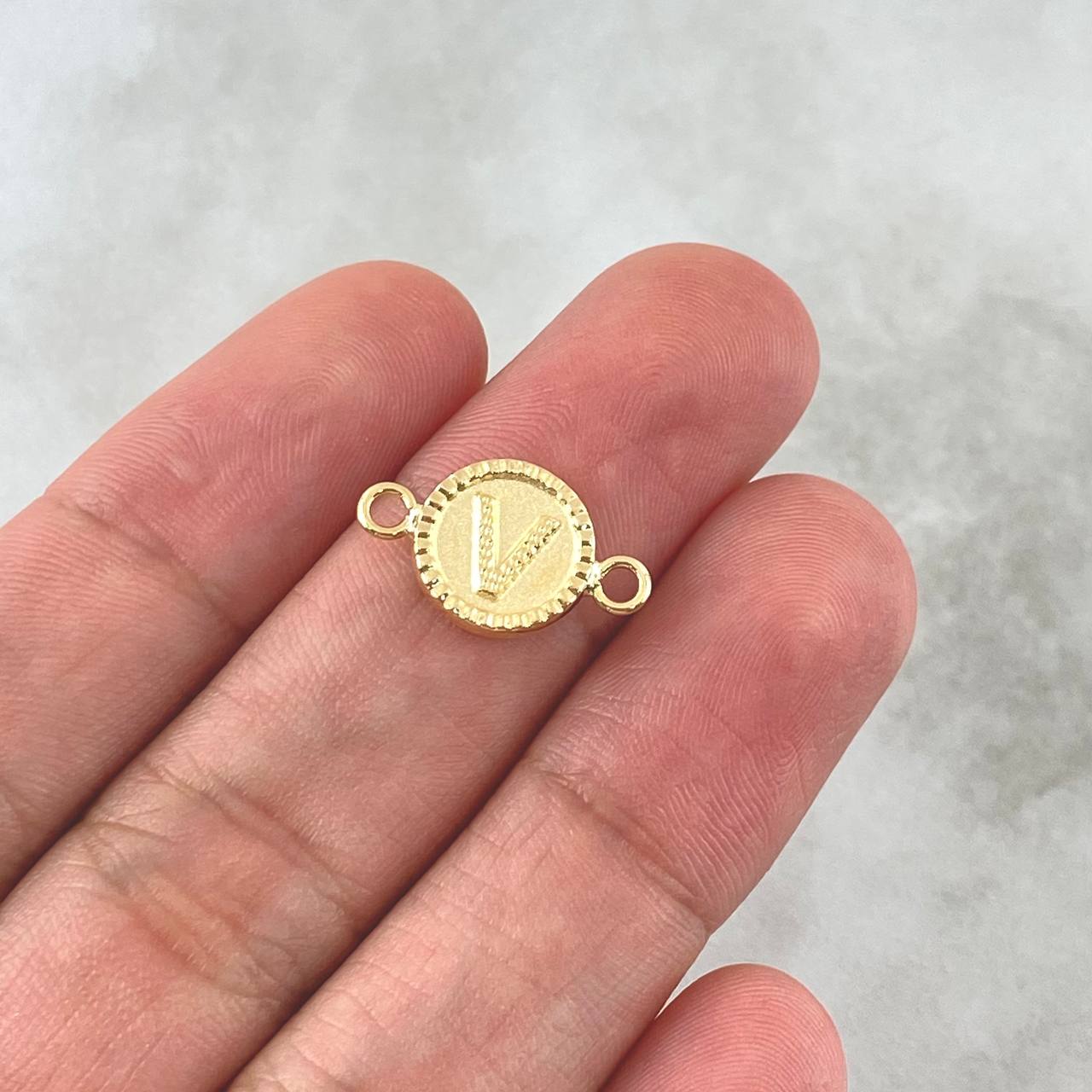 Herraje Letra V Mate 0.55gr / 1cm-1.7cm / Circulo Bordeado Oro Amarillo 18K ©