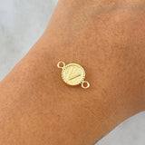 Herraje Letra V Mate 0.55gr / 1cm-1.7cm / Circulo Bordeado Oro Amarillo 18K ©