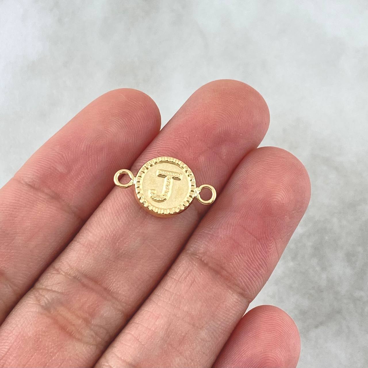 Herraje Letra J Mate 0.6gr / 1.7cm / Circulo Bordeado Oro Amarillo 18K
