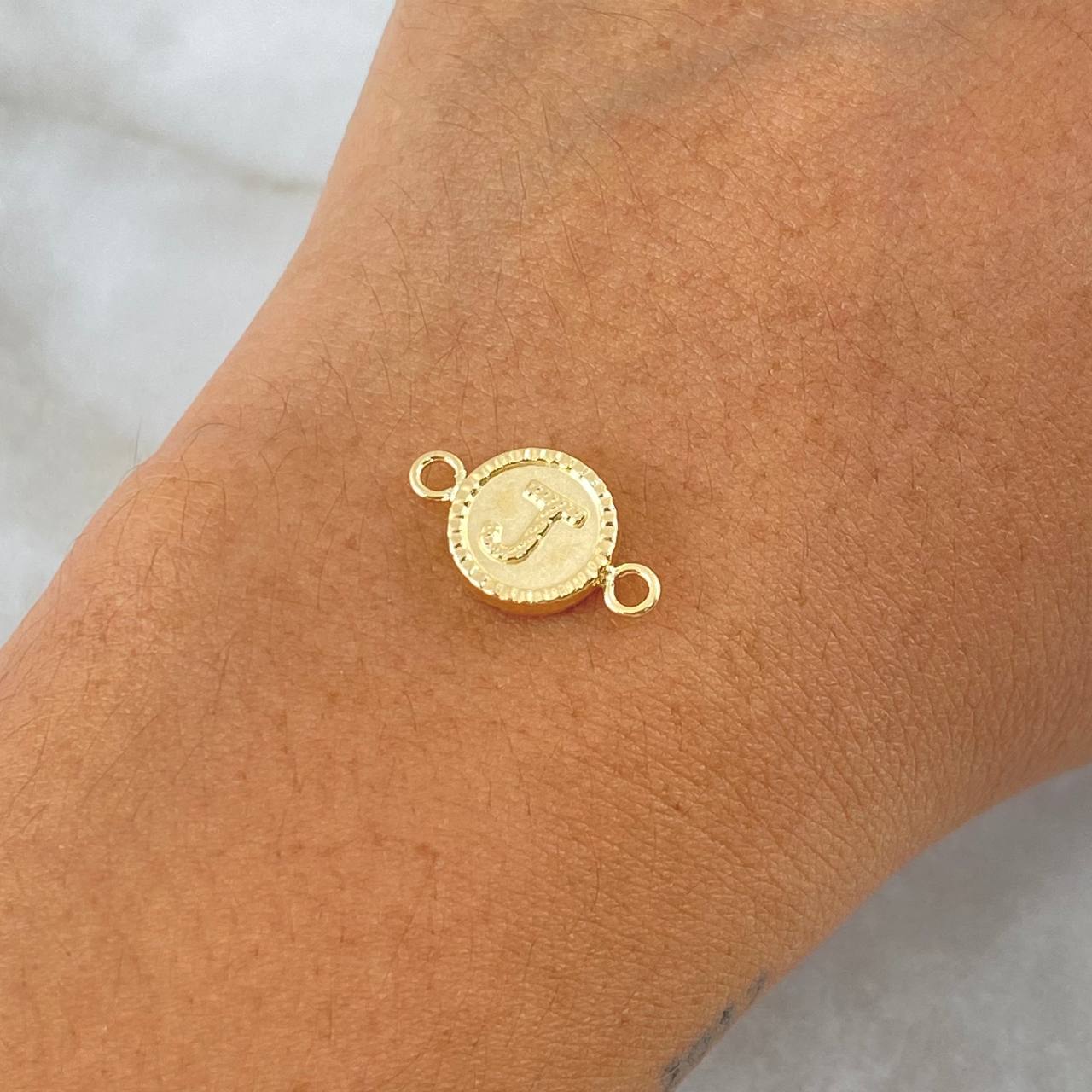 Herraje Letra J Mate 0.6gr / 1.7cm / Circulo Bordeado Oro Amarillo 18K