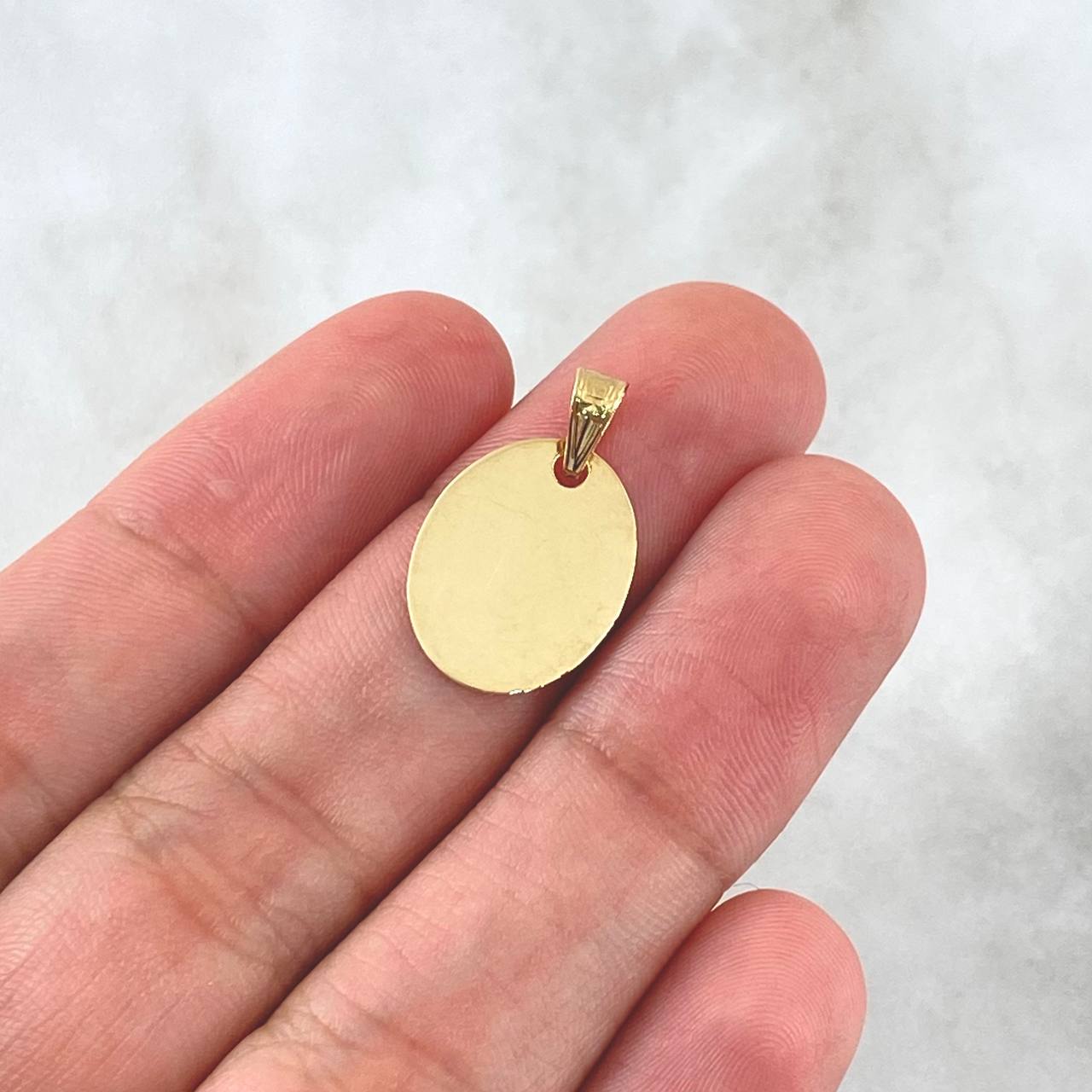 Dije Placa Ovalada Lisa 1gr / 1.6cm - 2.2cm / Cargador Interno Tallado Oro Amarillo 18K *