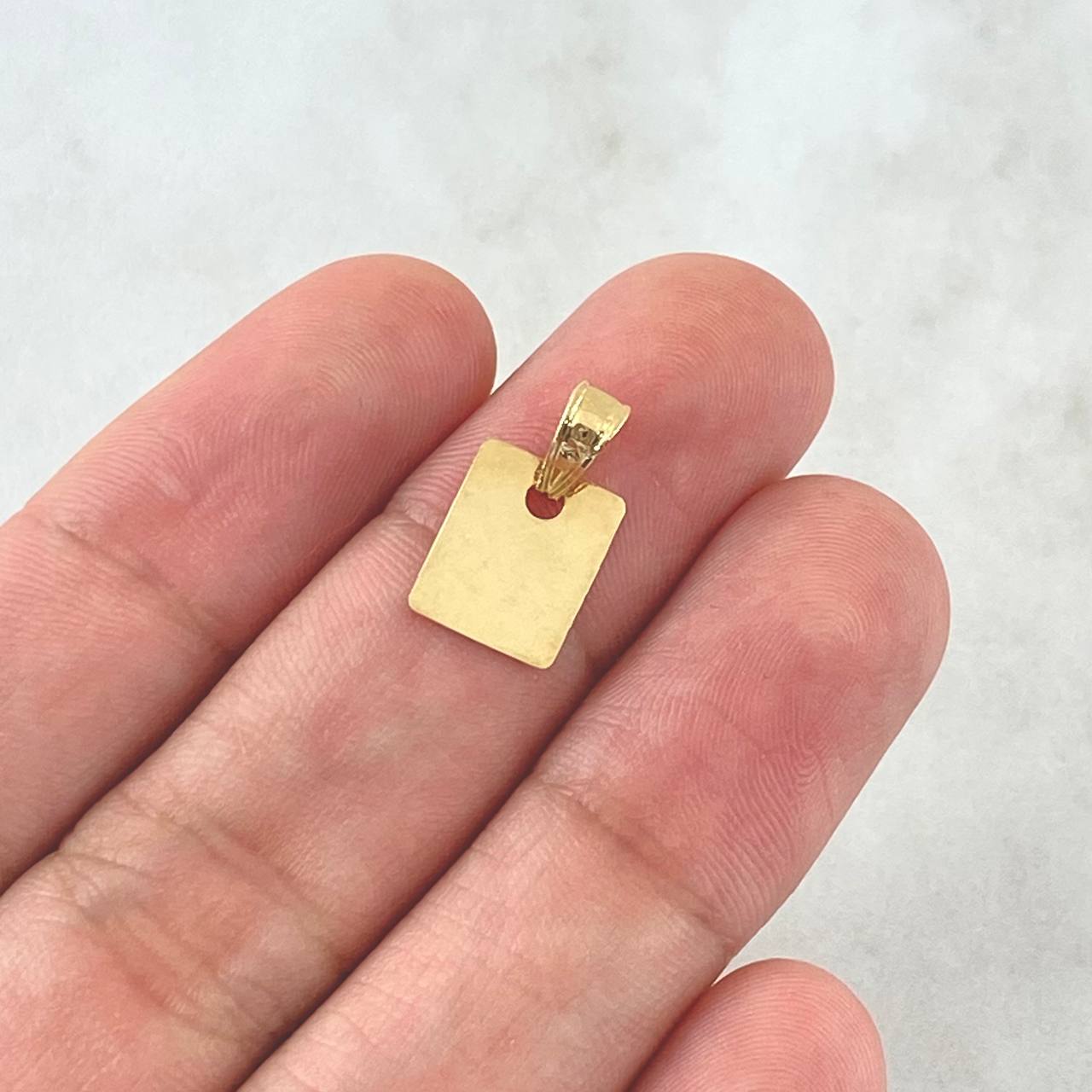 Dije Placa Rectangular Lisa 0.5gr / 1cm - 1.6cm / Cargador Interno Tallado Oro Amarillo 18K
