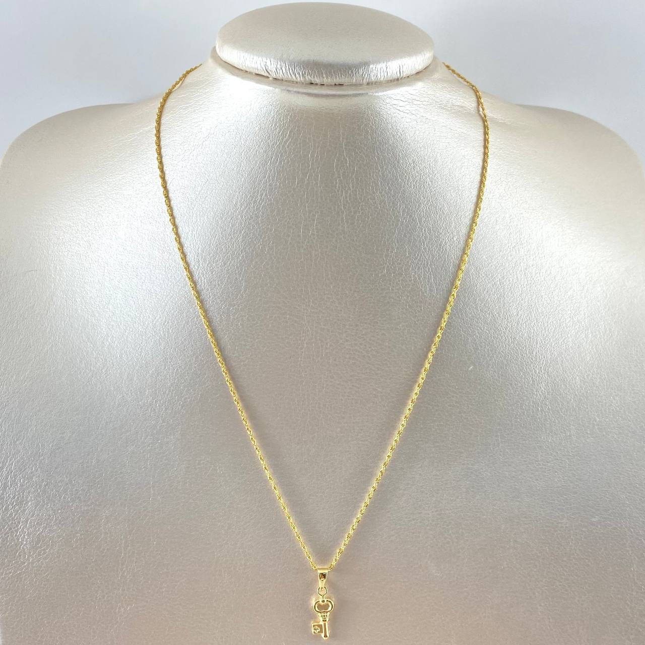 Cadena Lazo 0.9gr / 45cm / 1.2mm + Dije Llave 0.5gr / 2cm Troquelada Oro Amarillo 18K (Oferta)