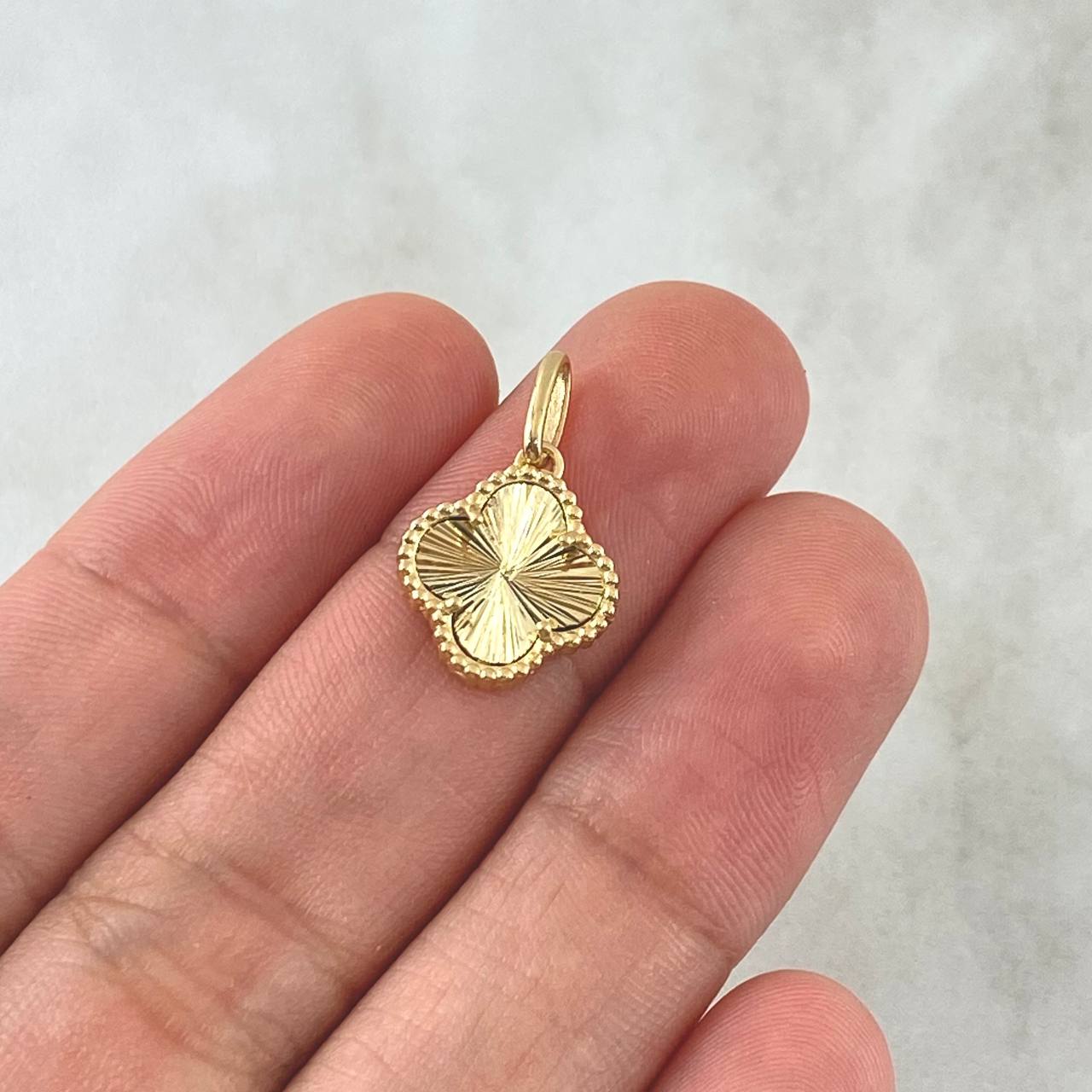Dije Trebol VCyA 1.7gr / 1.9cm / Diamantado Punteado Oro Amarillo Nac.Esp. 18K *